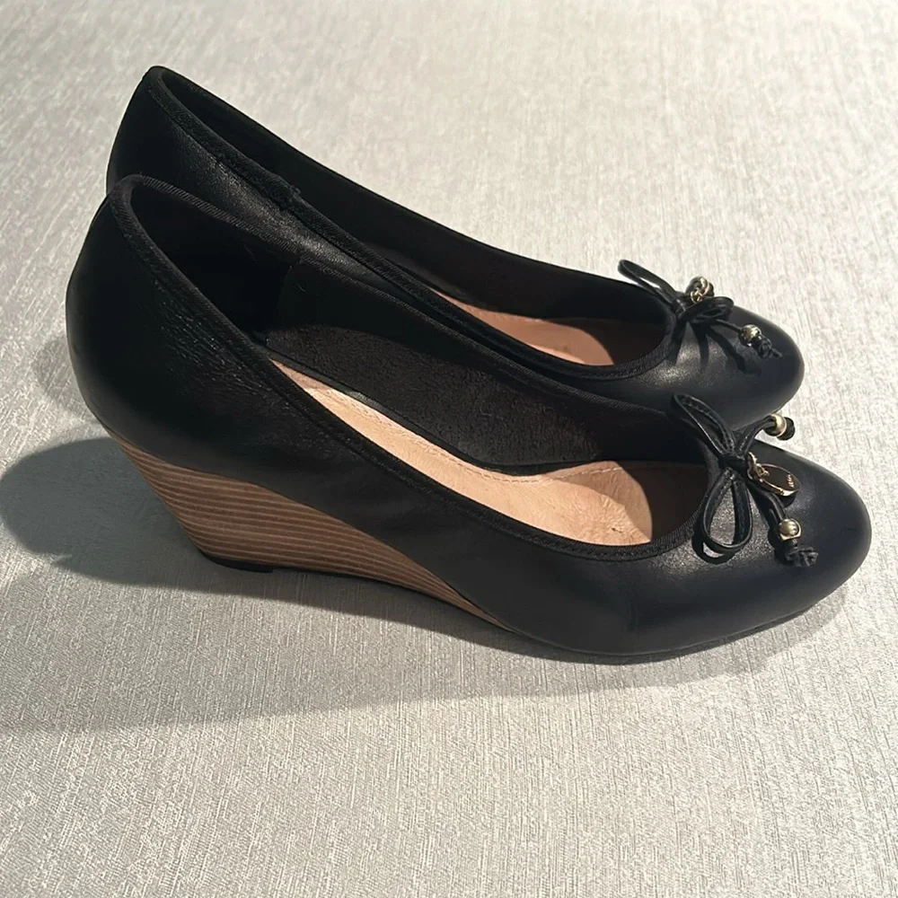 Aldo Black Round Toe Bow Wedges